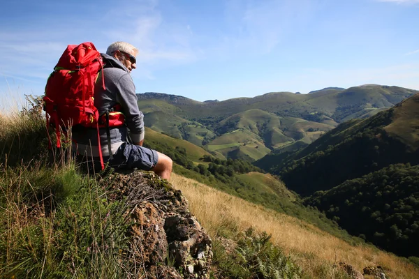 Caminante sentado en una roca — Foto de Stock