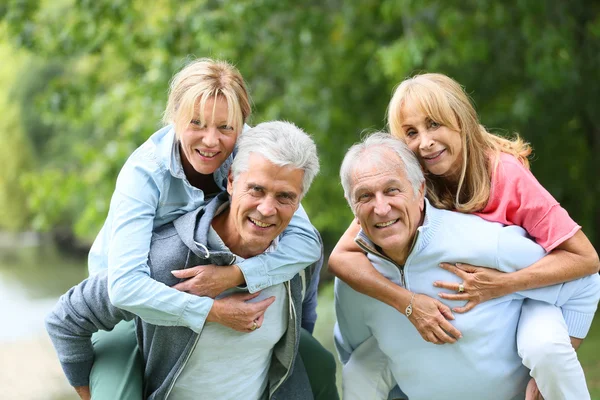 Män ger piggyback ride — Stockfoto