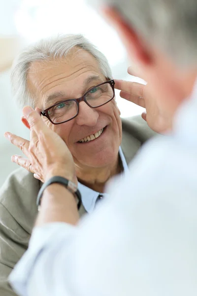 Uomo cercando nuovi occhiali da vista — Foto Stock