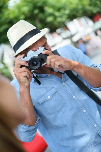 Ragazzo con cappello scattare foto di donna — Foto Stock