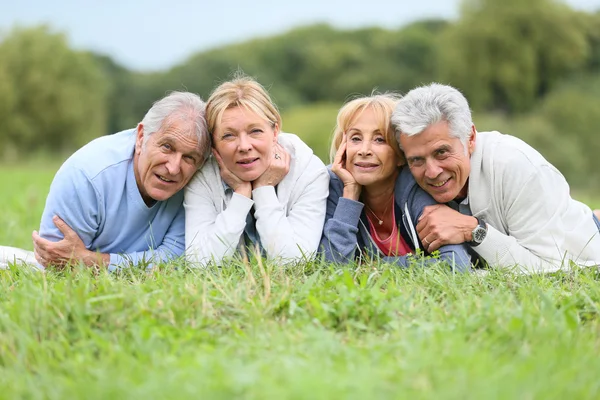Personas mayores que yacen en la hierba —  Fotos de Stock