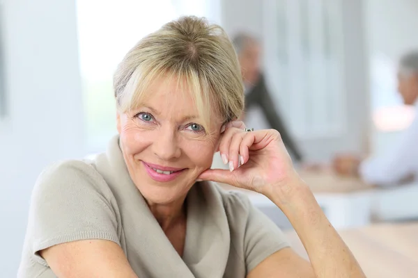 Lachende vrouw poseren — Stockfoto