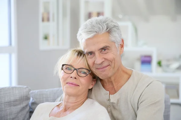 Glückliches Seniorenpaar umarmt — Stockfoto