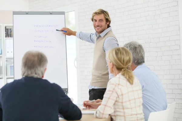 Instrutor líder reunião com grupo — Fotografia de Stock