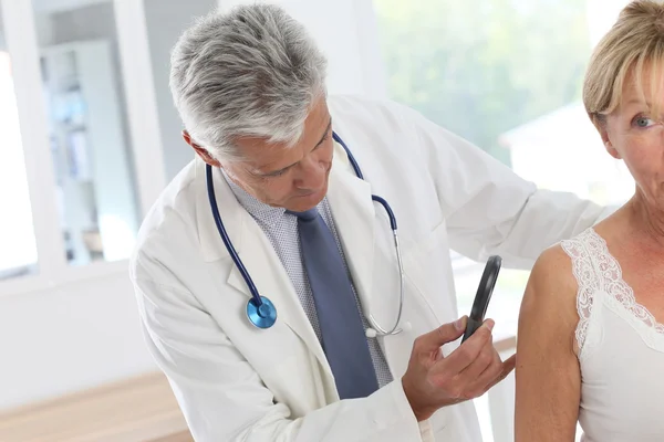 Mujer consultando médico para el control de la piel — Foto de Stock