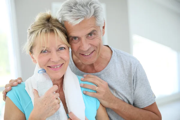 Casal sênior em roupa fitness posando — Fotografia de Stock