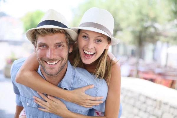 Man ger piggyback rida till flickvän — Stockfoto