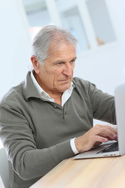 Uomo anziano utilizzando computer portatile — Foto Stock