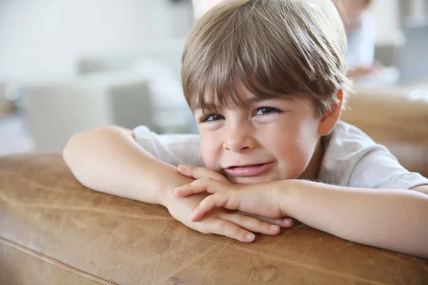 Söt liten pojke tittar på kameran — Stockfoto