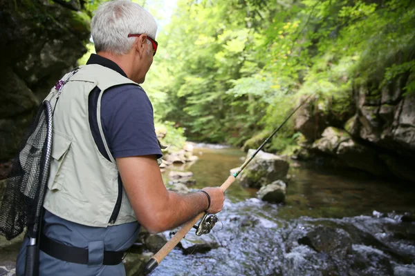 Pêcheur à la mouche pêchant dans le ruisseau — Photo