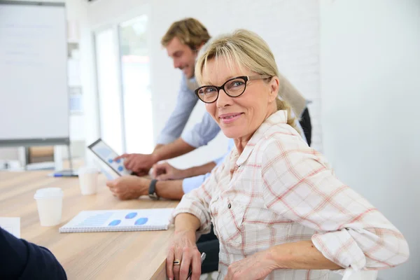 Vrouw bijwonen op bedrijfsniveau — Stockfoto