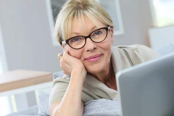 Mujer con gafas en la celebración de la tableta — Foto de Stock