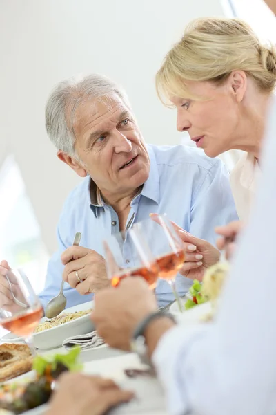 Paar bespreken tijdens de lunchtijd — Stockfoto