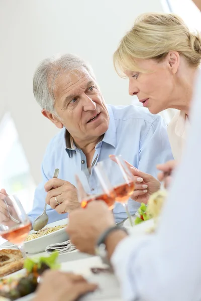 Paar diskutiert während der Mittagspause — Stockfoto