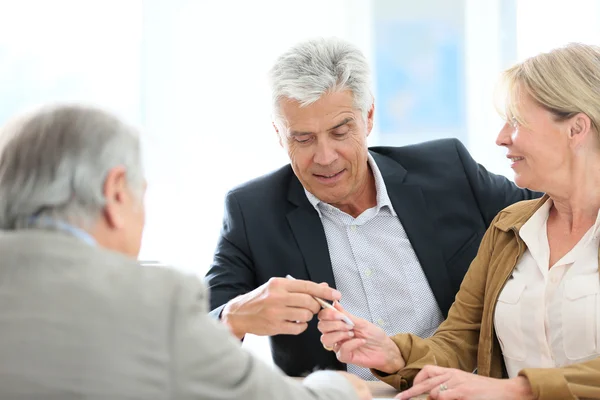 Senior paar vergadering vastgoed agent — Stockfoto