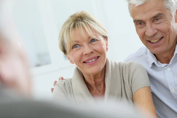 Gelukkige senior paar glimlachen — Stockfoto