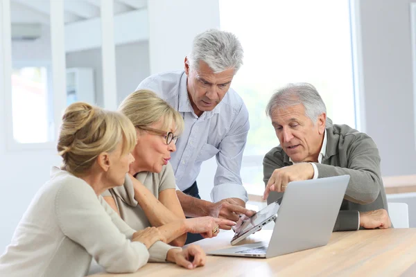 Retired senior people using tablet — Stock Photo, Image