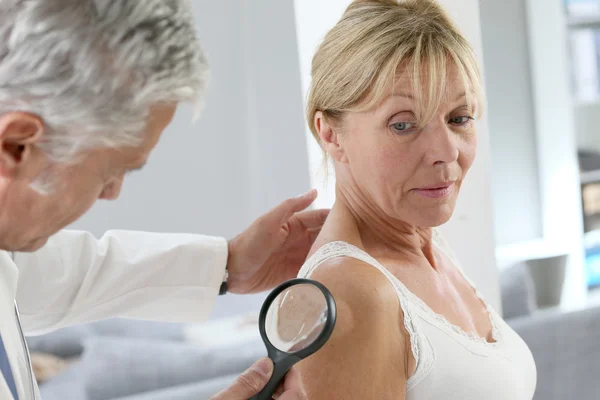 Mujer consultora doctor — Foto de Stock