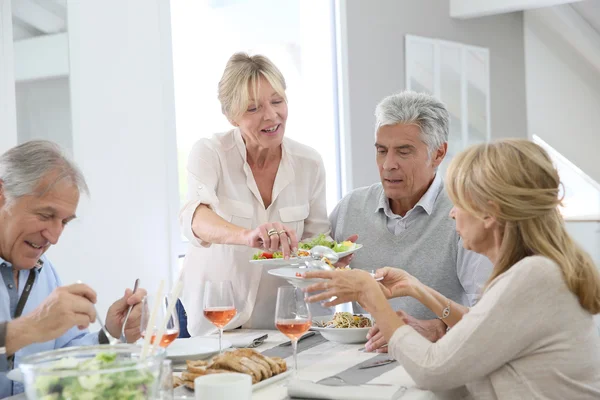 Orang makan siang bersama di rumah — Stok Foto