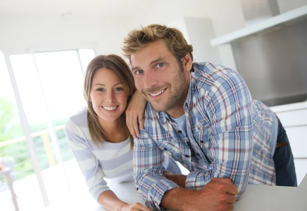 Couple standing in modern kitchen — Stock Photo, Image