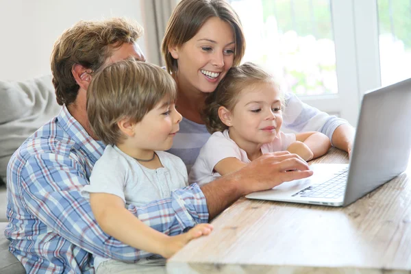 Padres con niños usando laptop —  Fotos de Stock