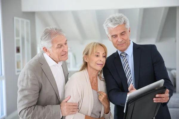 Immobilienmakler besichtigt Haus zum Verkauf — Stockfoto