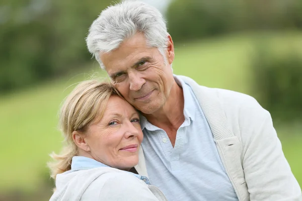 Paar die elkaar omhelzen — Stockfoto