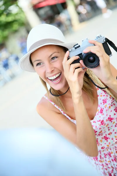 Girl taking picture of her boyfriend — Stock Photo, Image