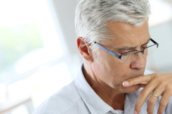 Man  wearing eyeglasses — Stock Photo, Image