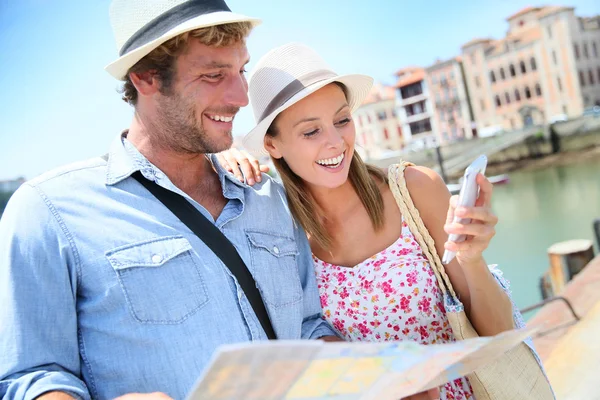 Tourists at seaside resort — Stock Photo, Image