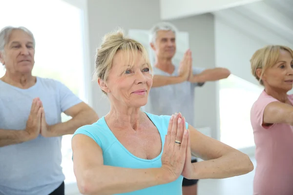 Personas mayores haciendo ejercicios de fitness en el gimnasio —  Fotos de Stock