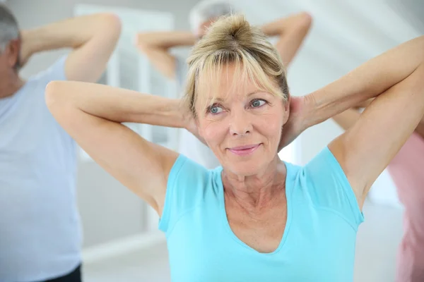 Här människorna sträcker ut i gymmet — Stockfoto