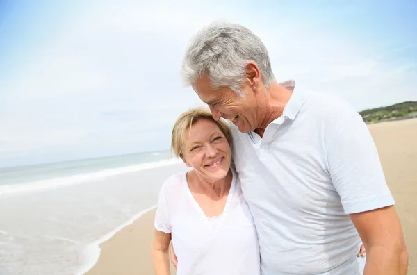 Par med roliga promenader på stranden — Stockfoto