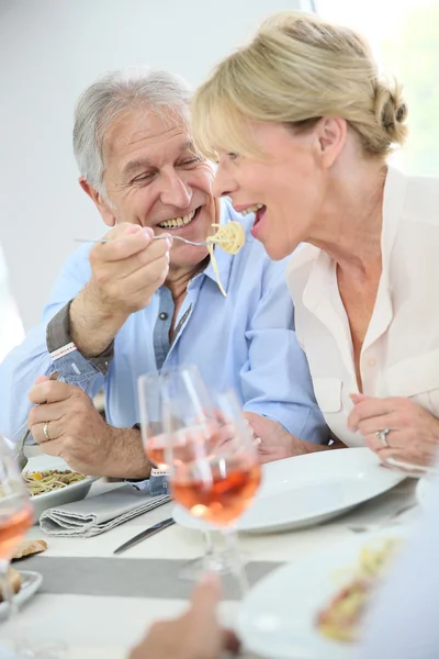 Coppia anziana condivisione pasta — Foto Stock