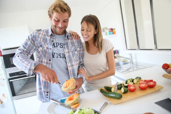 Couple  preparing lunch together — Stock Photo, Image