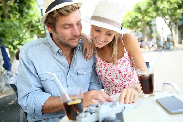 Tourists having a drink in town — Stock Photo, Image