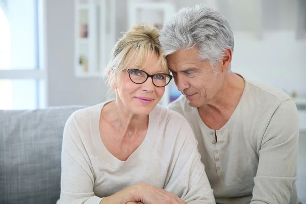 Paar umarmt sich — Stockfoto