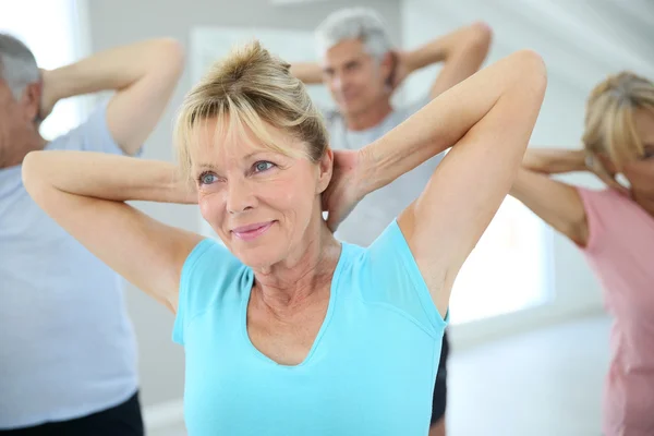 Eople esticando-se para fora na sala de fitness — Fotografia de Stock