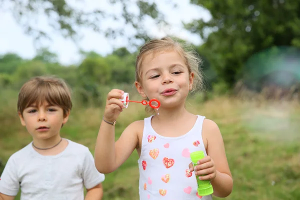 Bambini che soffiano bolle di sapone — Foto Stock