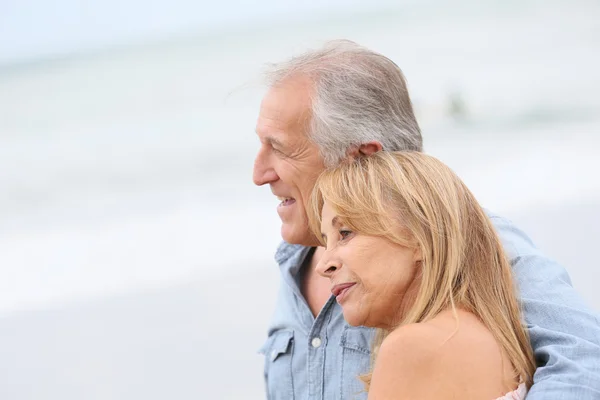 Paar geht am Strand spazieren — Stockfoto