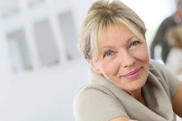 Lachende senior vrouw poseren — Stockfoto