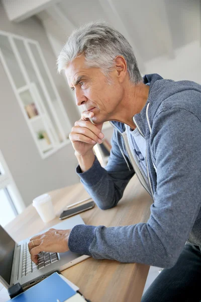 Man working from home on laptop computer — Stock Photo, Image