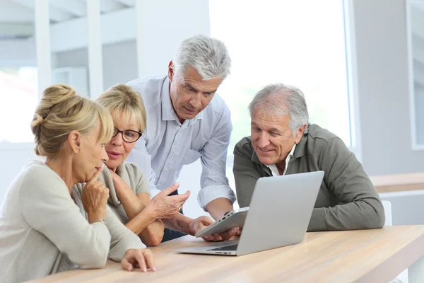 Menschen, die Laptop und Tablet nutzen — Stockfoto