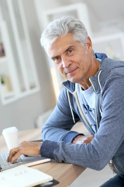 Homem trabalhando de casa no computador portátil — Fotografia de Stock