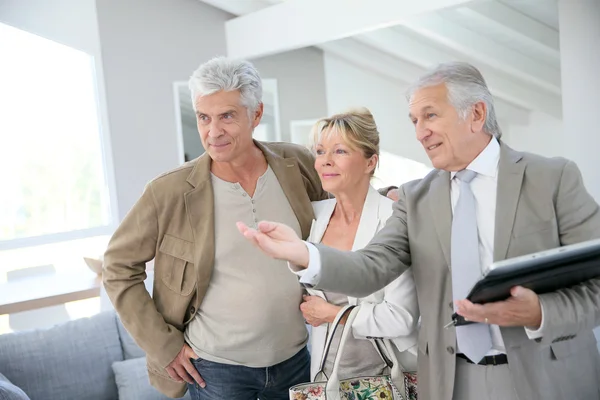 Real-estate agent visiting house for sale — Stock Photo, Image