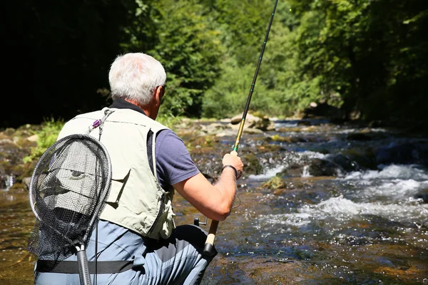 Pesca a mosca nel fiume — Foto Stock