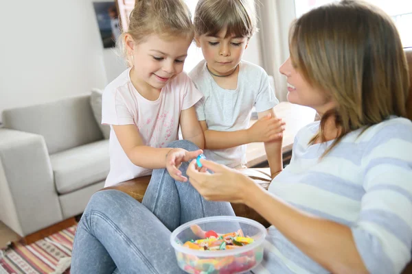 Niños recibiendo caramelos — Foto de Stock