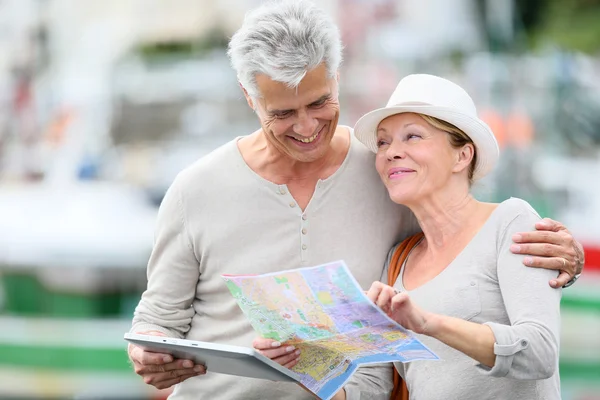 Pareja mayor mirando el mapa — Foto de Stock