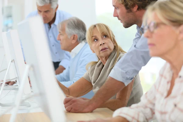 Persone che frequentano classe di informatica — Foto Stock