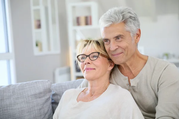 Senior koppel omhelzen elkaar — Stockfoto